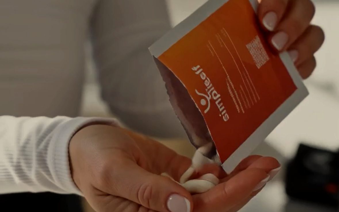 Een sachet wordt leeggeschud in een handpalm